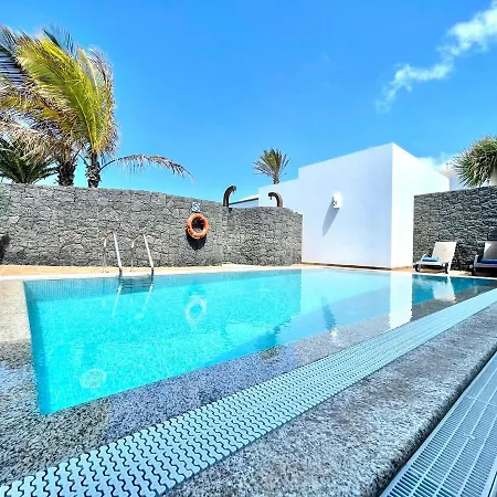 Villa A With Private Pool, Beachfront, Ac, Wifi, Bbq In