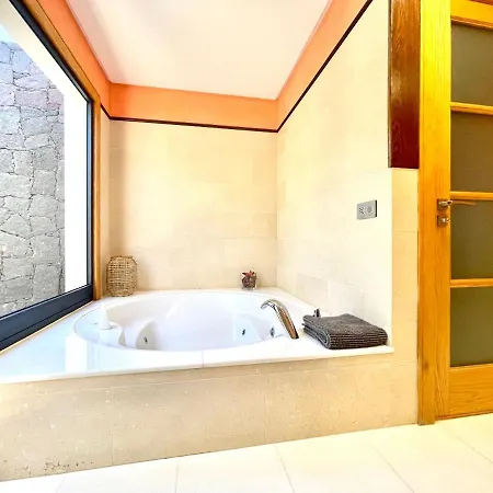 A With Private Pool, Beachfront, Ac, Wifi, Bbq In * Playa Blanca (Lanzarote)
